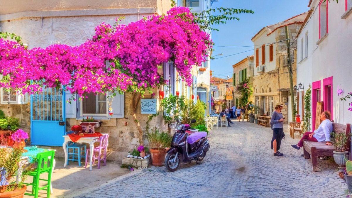 Keşke Her Sokak Böyle Olsa: Yürürken Gözünüzü Gönlünüzü Açacak Rengarenk Evlerle Bezeli 14 Sokak