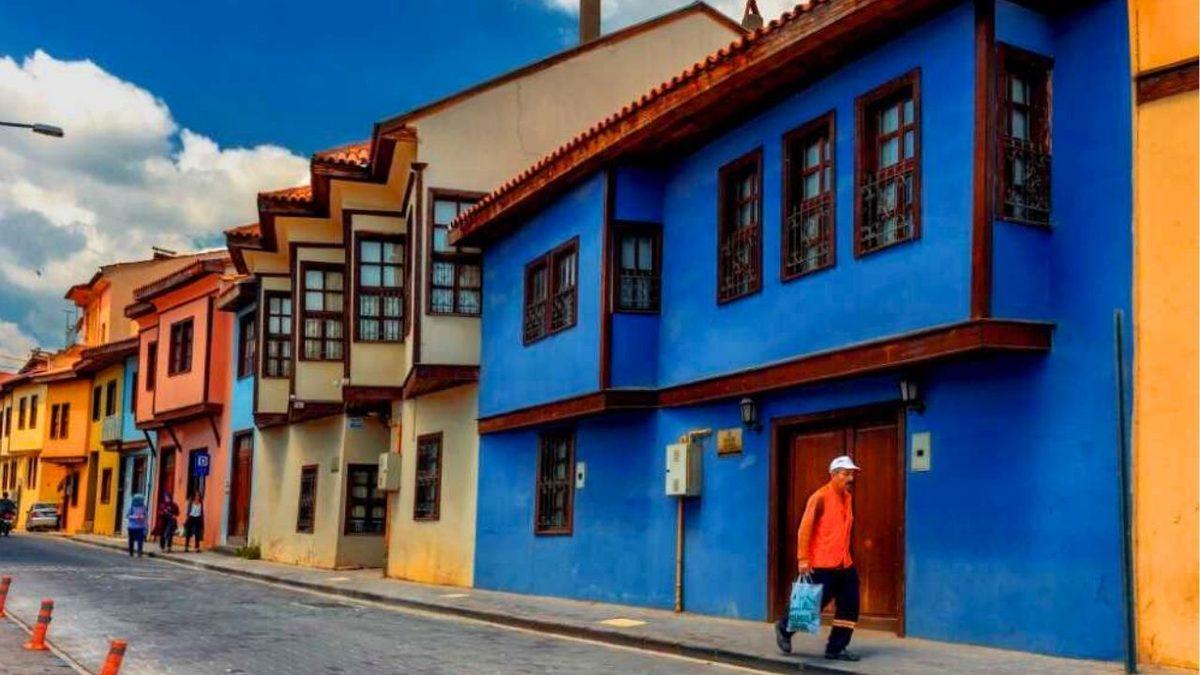 Keşke Her Sokak Böyle Olsa: Yürürken Gözünüzü Gönlünüzü Açacak Rengarenk Evlerle Bezeli 14 Sokak