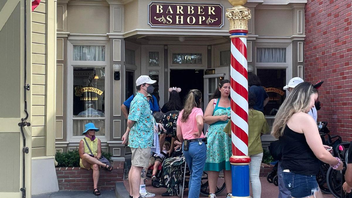 Amerika’daki Berberlerin Önünde Bulunan Bu Renkli Nesnelerin Ardında Çok İlginç Bir Neden Yatıyor!