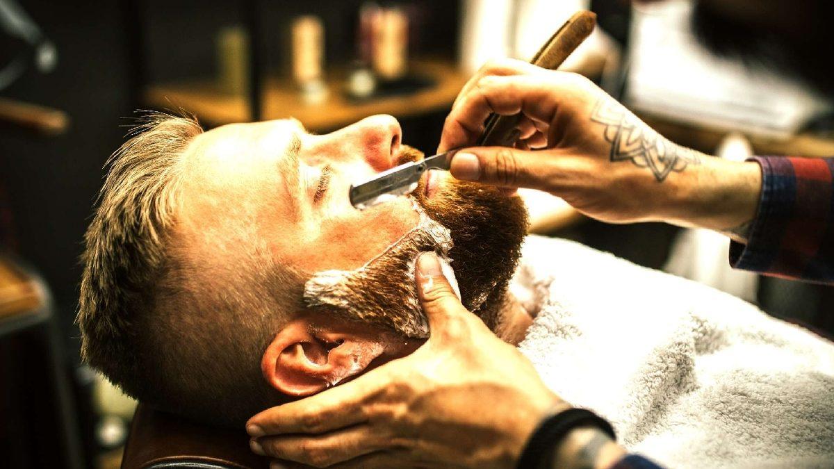 Amerika’daki Berberlerin Önünde Bulunan Bu Renkli Nesnelerin Ardında Çok İlginç Bir Neden Yatıyor!