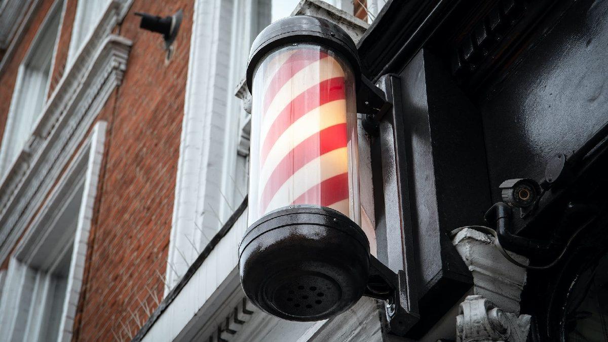 Amerika’daki Berberlerin Önünde Bulunan Bu Renkli Nesnelerin Ardında Çok İlginç Bir Neden Yatıyor!