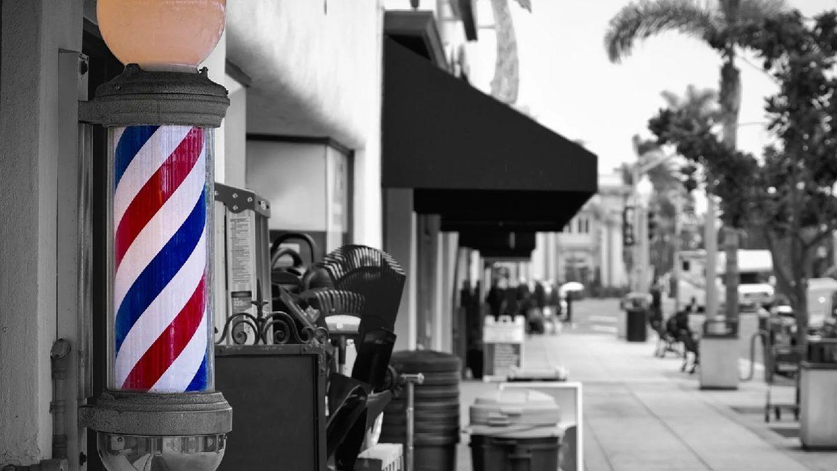 Amerika’daki Berberlerin Önünde Bulunan Bu Renkli Nesnelerin Ardında Çok İlginç Bir Neden Yatıyor!