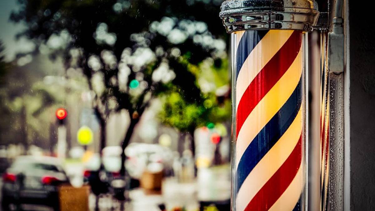 Amerika’daki Berberlerin Önünde Bulunan Bu Renkli Nesnelerin Ardında Çok İlginç Bir Neden Yatıyor!