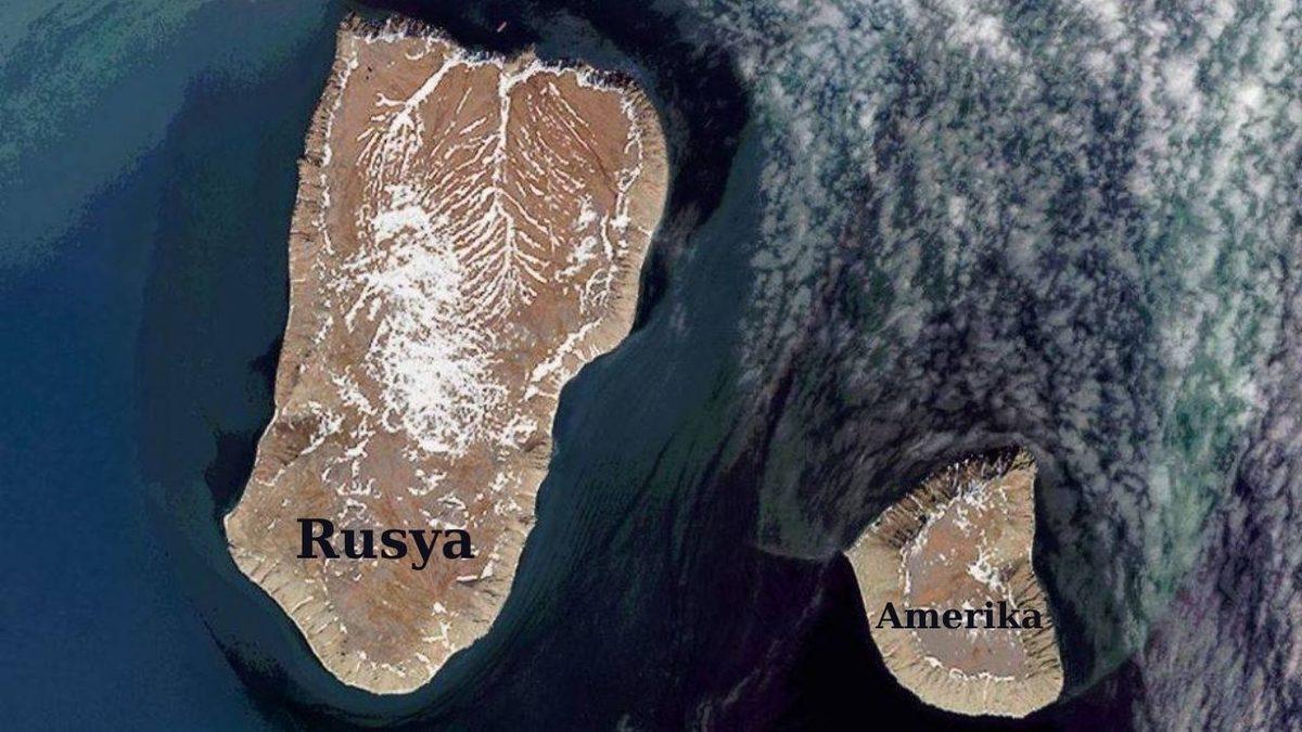 Aralarında 21 Saatlik Zaman Farkı Bulunan Komşu İki Adanın Soğuk Savaş’a Kadar Uzanan Hikâyesi