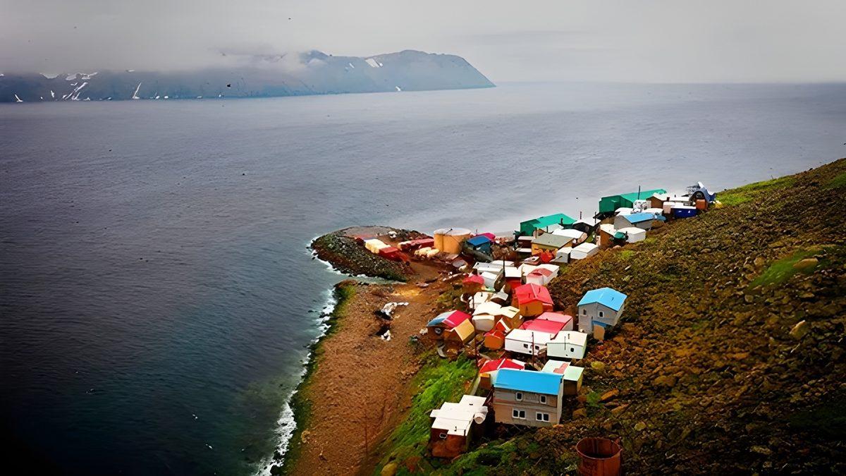 Aralarında 21 Saatlik Zaman Farkı Bulunan Komşu İki Adanın Soğuk Savaş’a Kadar Uzanan Hikâyesi