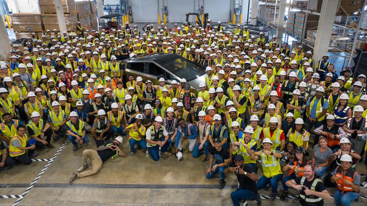 Tesla, Başka Bir Dünyadan Gelmiş Gibi Görünen Elektrikli Kamyoneti Cybertruck’ın Seri Üretimine Başladı