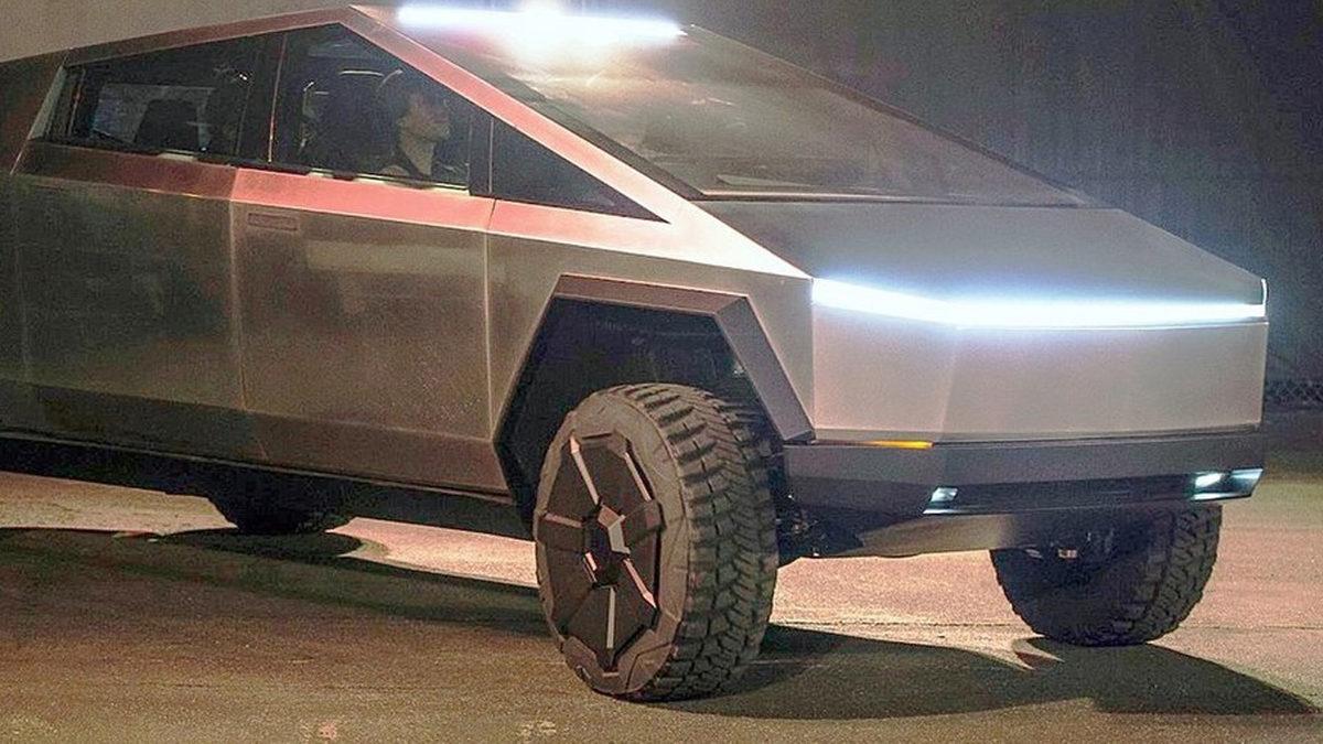 Tesla, Başka Bir Dünyadan Gelmiş Gibi Görünen Elektrikli Kamyoneti Cybertruck’ın Seri Üretimine Başladı