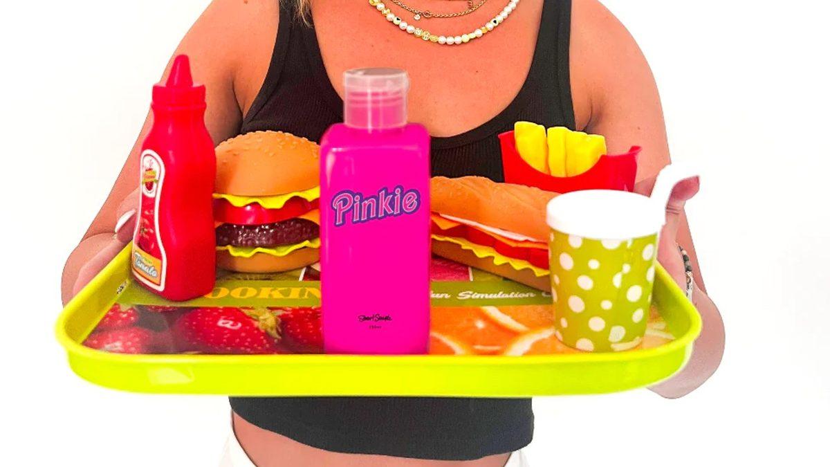 Bir Sanatçı, Barbie’nin Sahibini Protesto Etmek İçin Dünyanın 