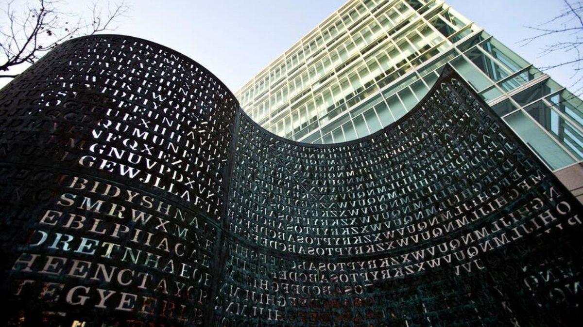 CIA Binasının Önünde Bulunan ve Şifresinin Sadece Bir Kısmı Çözülebilen 