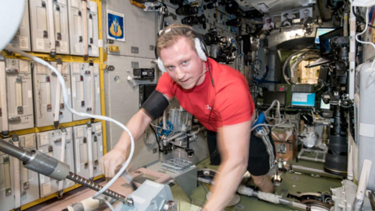 Uzayda Can Sıkıntısına Yer Yok: Astronotlar Uzayda Pin Pon Toplarıyla Dart Oynadı [VİDEO]