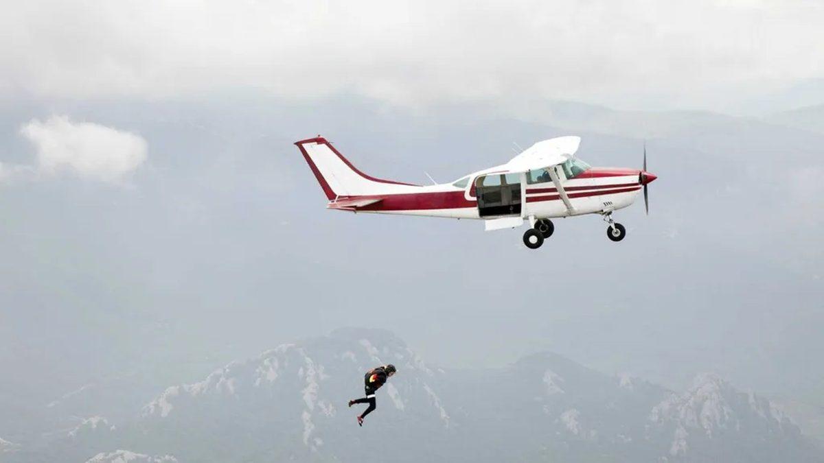 Uçaktan Düştüğümüzde Dev Bir Kar Yığınının İçine Çakılırsak Nolur?