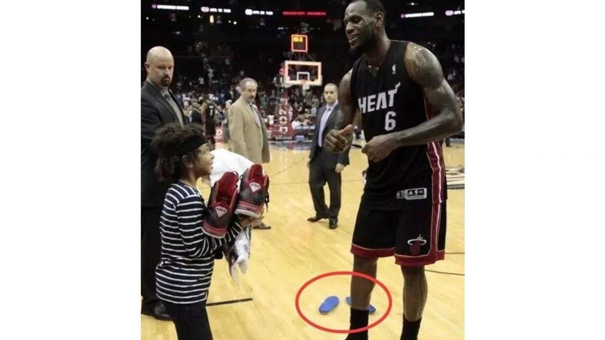 Basketbolcuların Ayakkabılarını Hayranlarına Verirken Tabanlıkları Çıkarmalarının 