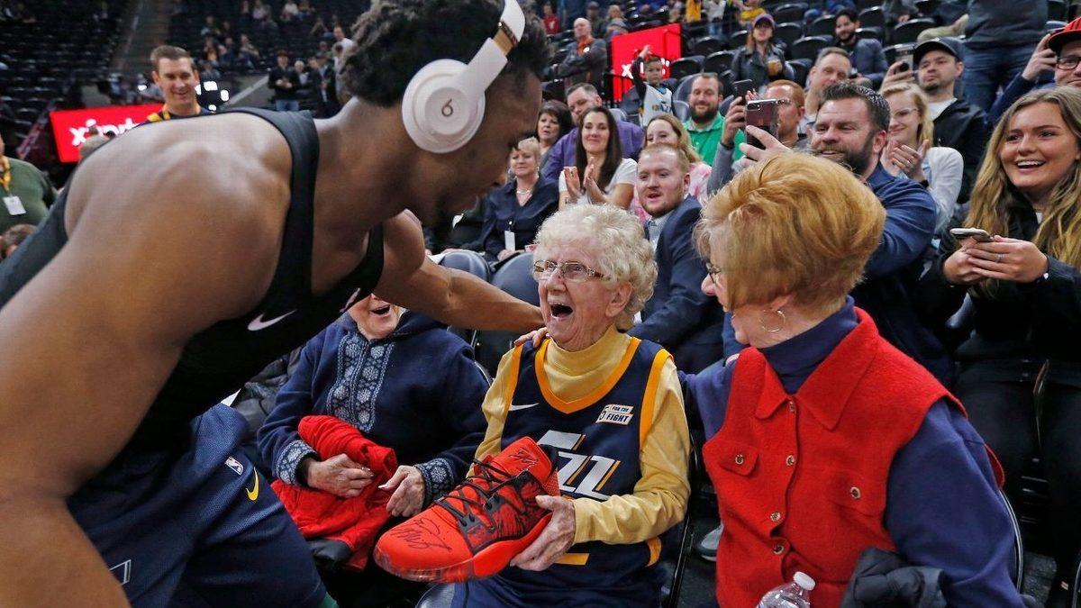 Basketbolcuların Ayakkabılarını Hayranlarına Verirken Tabanlıkları Çıkarmalarının 