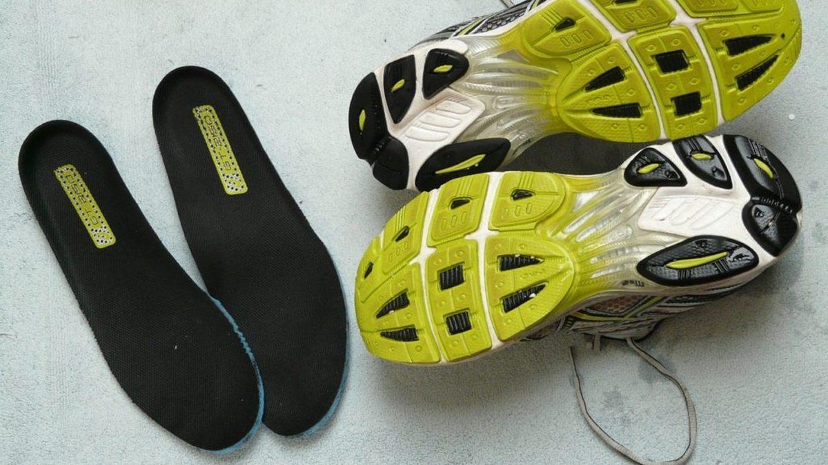 Basketbolcuların Ayakkabılarını Hayranlarına Verirken Tabanlıkları Çıkarmalarının 