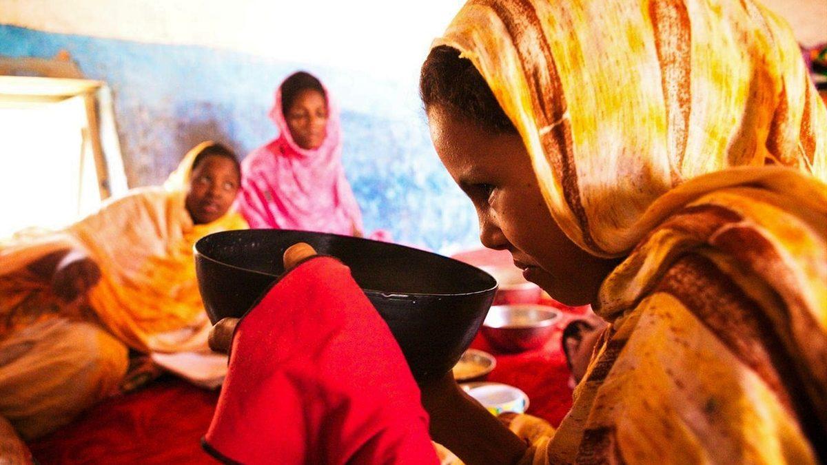 Bildiğiniz Tüm Güzellik Normlarını Bir Kenara Bırakın Çünkü Bu Ülkede Kadınlar ’Evlenebilmek’ İçin Şişmanlamak Zorunda! Peki Neden?