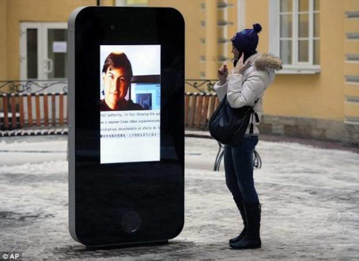 Rusya’daki iPhone Anıtı Kaldırıldı