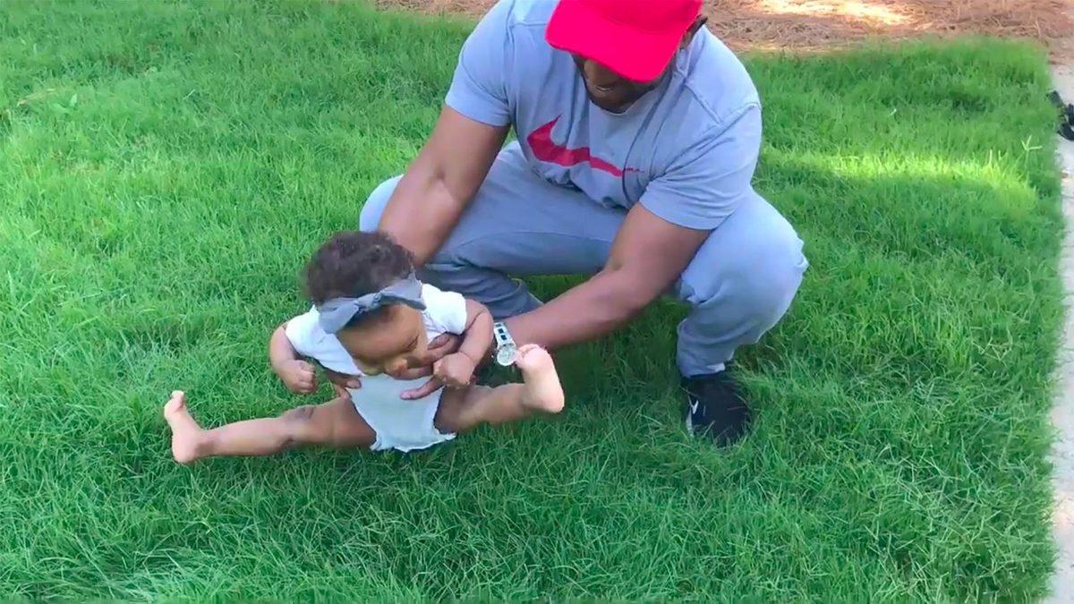 Bebekler Neden Çimlere Basmaktan Korkup Ayaklarını Yukarı Kaldırırlar?