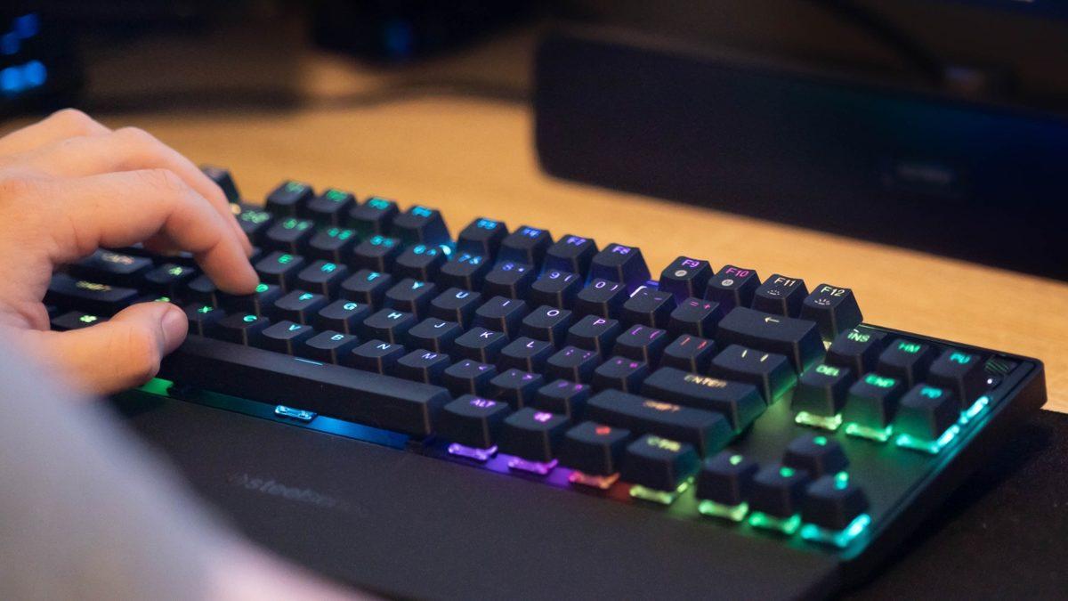 SteelSeries Apex Pro TKL Kablosuz Klavyeyi İnceledik: Parasını Çıkarıyor mu?