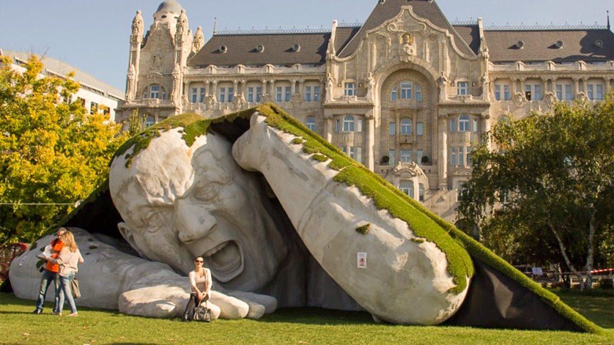 Bazıları ’Bunu Gerçekten Yapmışlar mı?’ Dedirtecek, Dünyanın Dört Bir Yanından En İlginç 10 Heykel