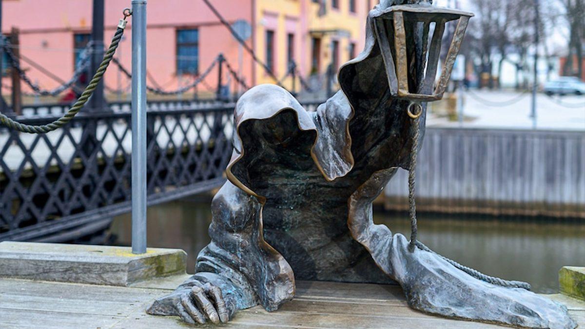 Bazıları ’Bunu Gerçekten Yapmışlar mı?’ Dedirtecek, Dünyanın Dört Bir Yanından En İlginç 10 Heykel