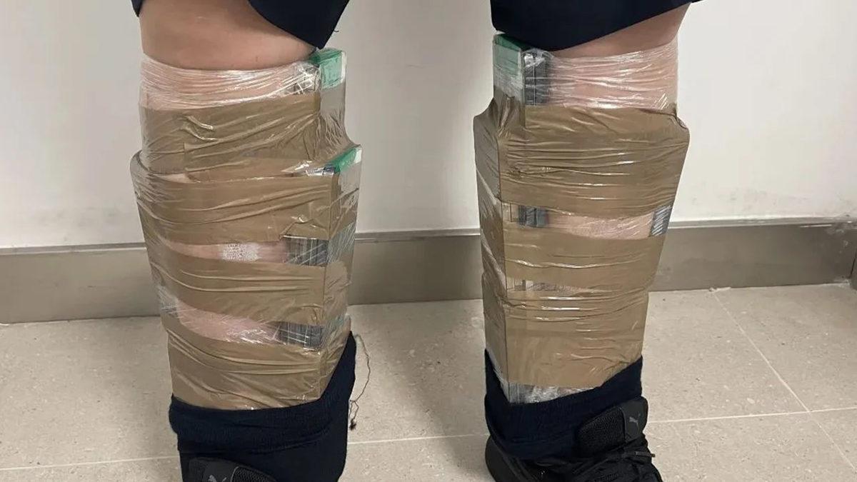 68 iPhone’u Vücuduna Bağlayan Kaçakçı, Ağırlıktan Yürüyemeyince Yakalandı!