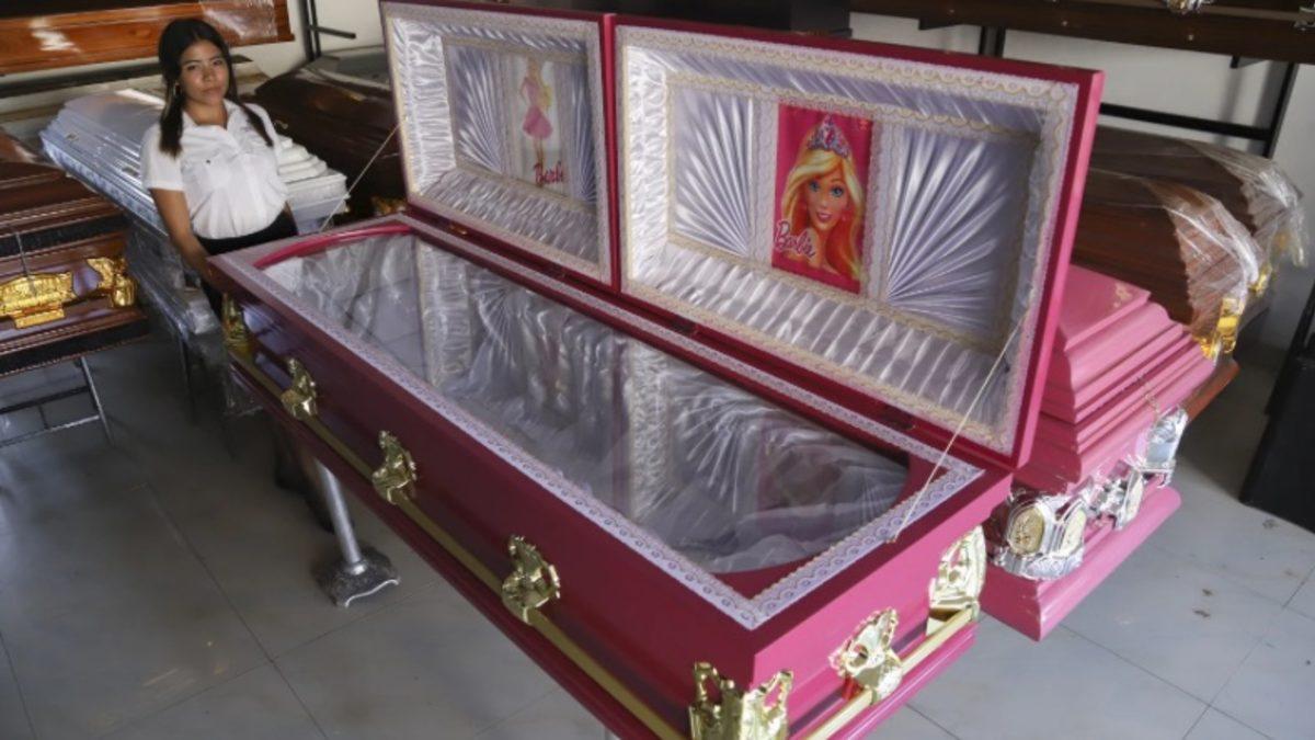 Barbie Çılgınlığı Değişik Bir Hal Alıyor: Bir Cenaze Evi, Barbie Temalı Tabutlar Yapmaya Başladı