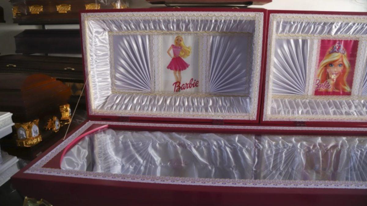 Barbie Çılgınlığı Değişik Bir Hal Alıyor: Bir Cenaze Evi, Barbie Temalı Tabutlar Yapmaya Başladı