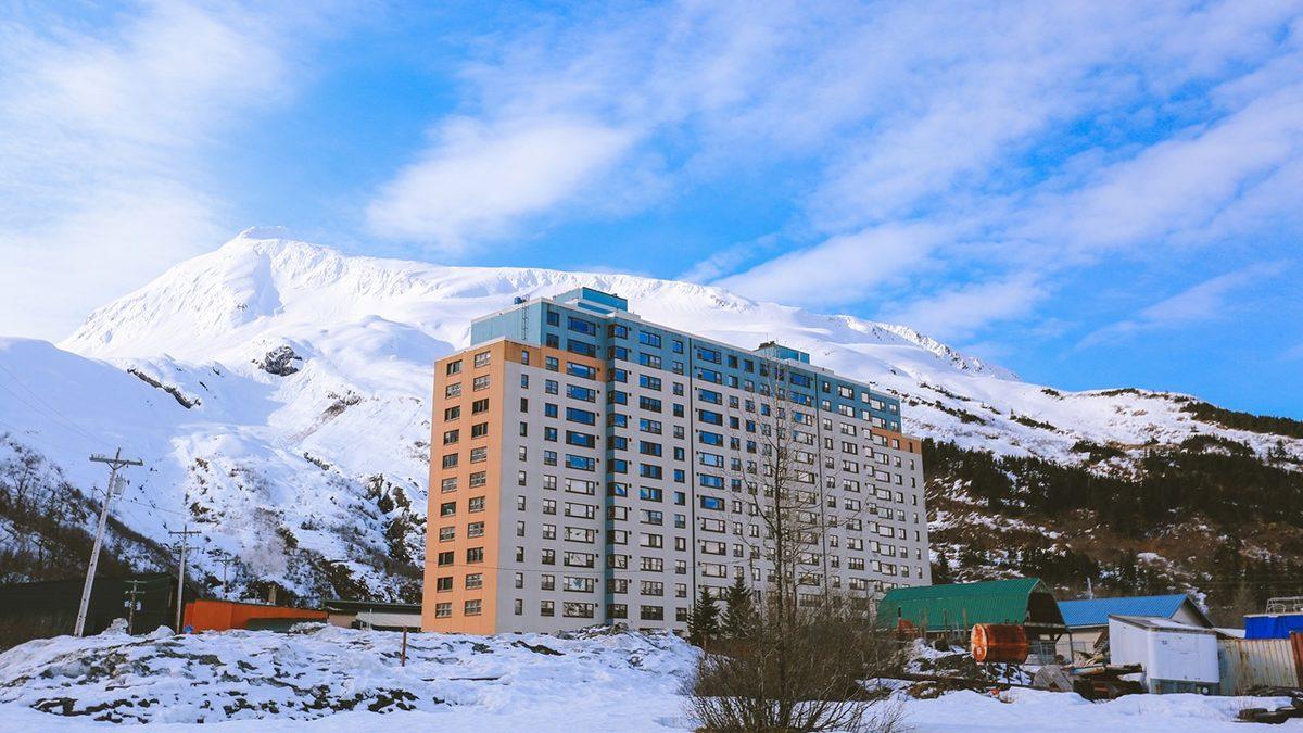 Aile Apartmanının Bi’ Tık Üstü: Tüm Halkın Tek Bir Binanın İçinde Yaşadığı Enteresan Kasaba