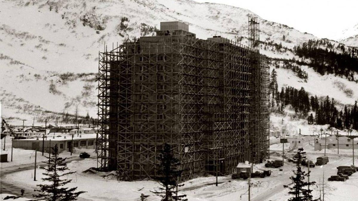 Aile Apartmanının Bi’ Tık Üstü: Tüm Halkın Tek Bir Binanın İçinde Yaşadığı Enteresan Kasaba