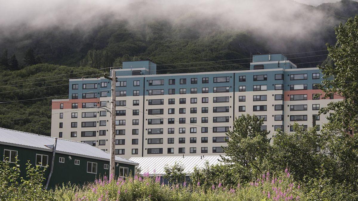 Aile Apartmanının Bi’ Tık Üstü: Tüm Halkın Tek Bir Binanın İçinde Yaşadığı Enteresan Kasaba