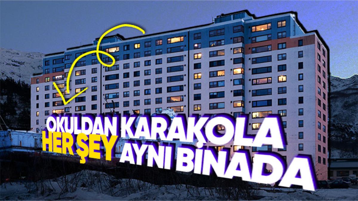 Aile Apartmanının Bi’ Tık Üstü: Tüm Halkın Tek Bir Binanın İçinde Yaşadığı Enteresan Kasaba
