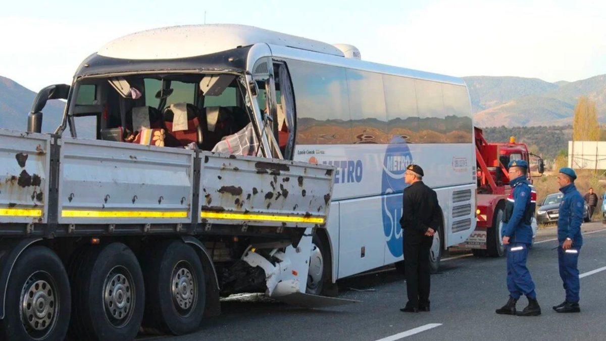 Pencere Kenarı Sevdalılarına Kötü Haber! Kaza Esnasında Bir Yolcu Otobüsündeki En Güvenli Koltuk Hangisi?