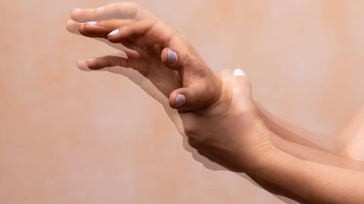 Fazla Kafeinden Nörolojik Rahatsızlıklara Kadar Pek Çok Farklı Nedenle Ortaya Çıkabilen El Titremesi Neden Olur, Nasıl Geçer?