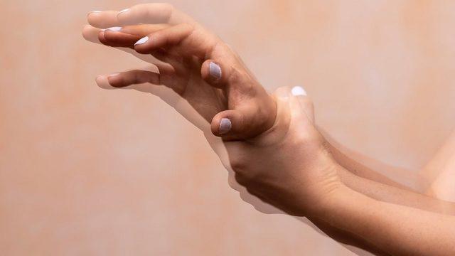 Fazla Kafeinden Nörolojik Rahatsızlıklara Kadar Pek Çok Farklı Nedenle Ortaya Çıkabilen El Titremesi Neden Olur, Nasıl Geçer?