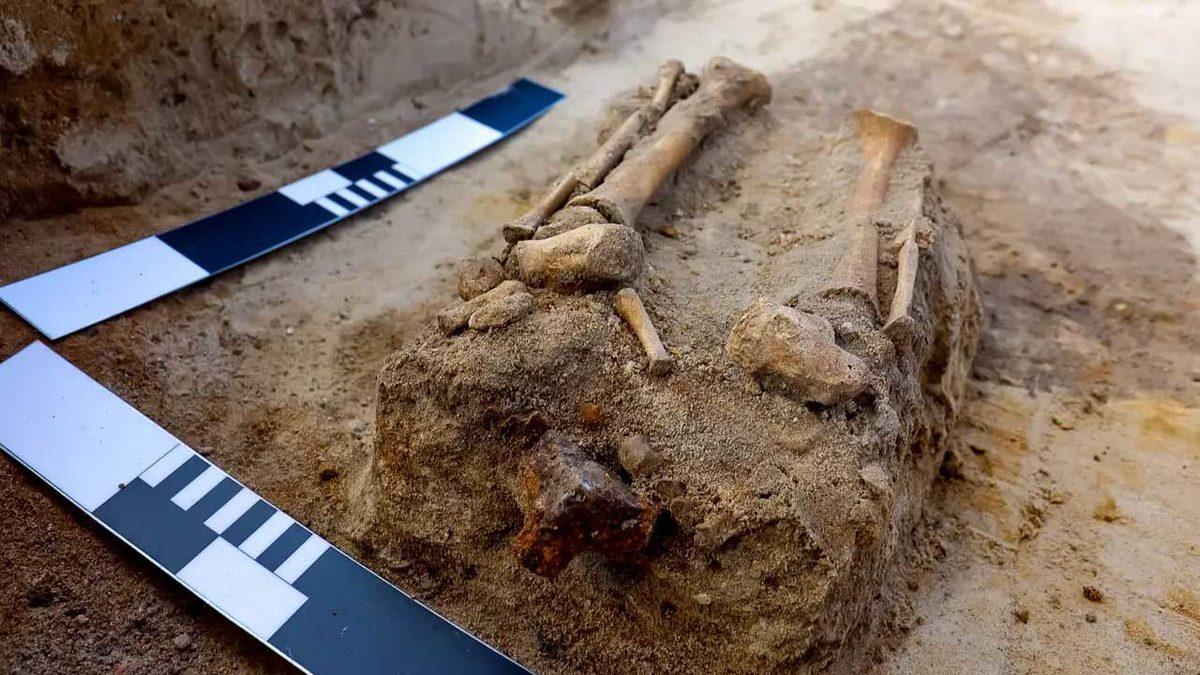 Zamanında Vampir Olduğu Düşünüldüğü İçin Toprağa Perçinlenen Küçük Bir Çocuğa Ait Kalıntılar Bulundu