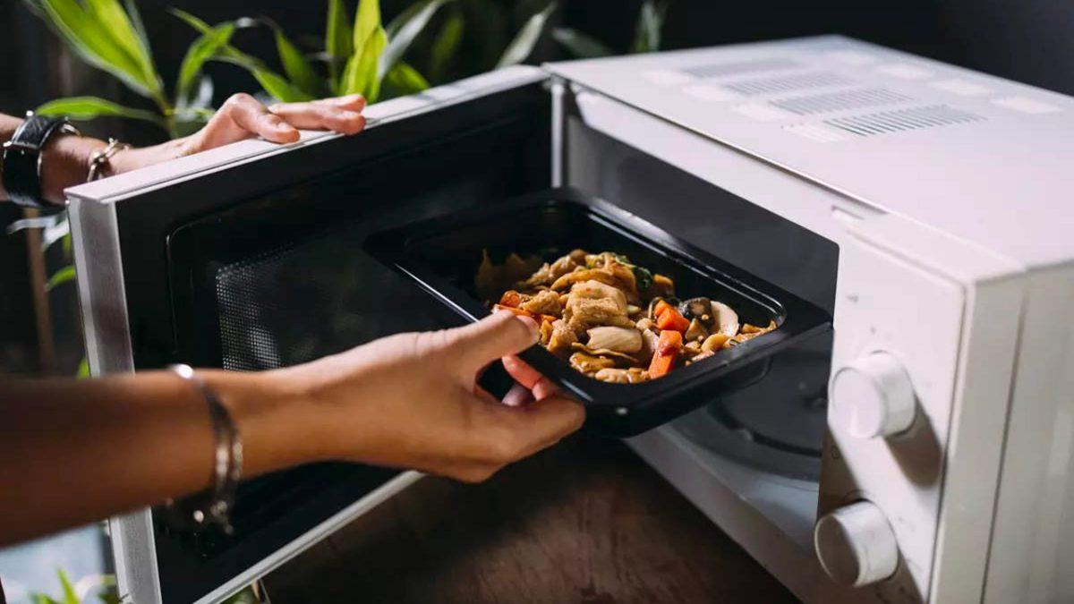 Mikrodalgaya Yiyecek Koyarken Plastik Kap Kullanıyorsanız Birazdan Okuyacaklarınız Hoşunuza Gitmeyebilir!