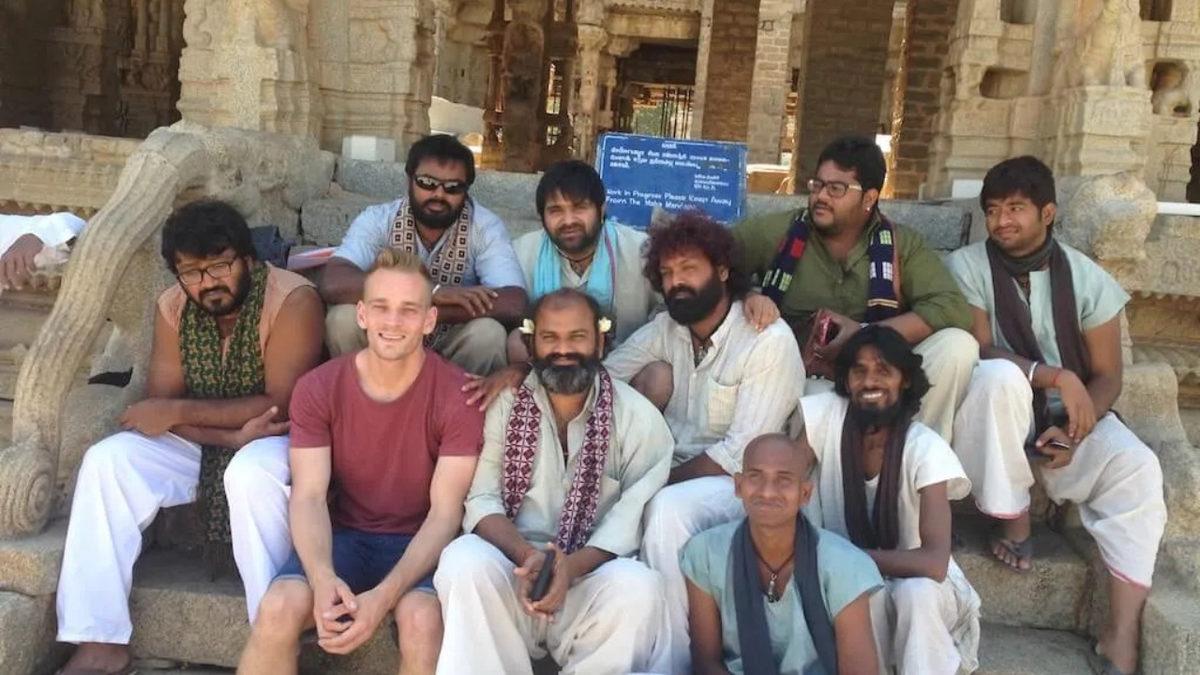 Hindistanlıların Beyaz Tenli Turistlerle Fotoğraf Çektirme Takıntısının Ardında Ne Gibi Sebepler Var?