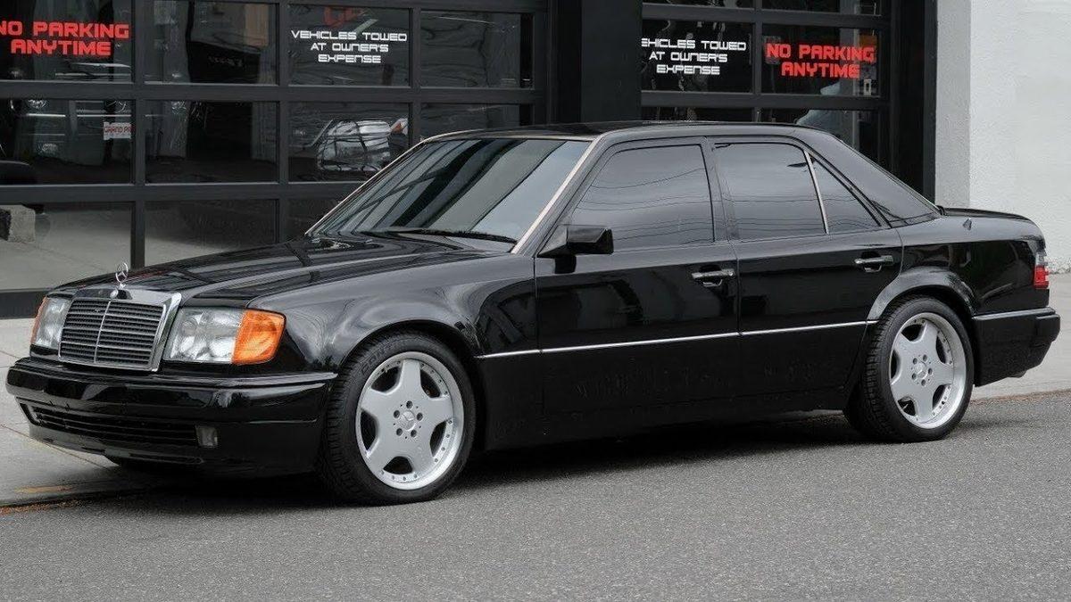 Tasarımı ve Özellikleriyle Şimdiki Arabalara Taş Çıkartan W124 Mercedes E500’ün Neden Efsane Olduğunu Kanıtlayan 7 Bilgi