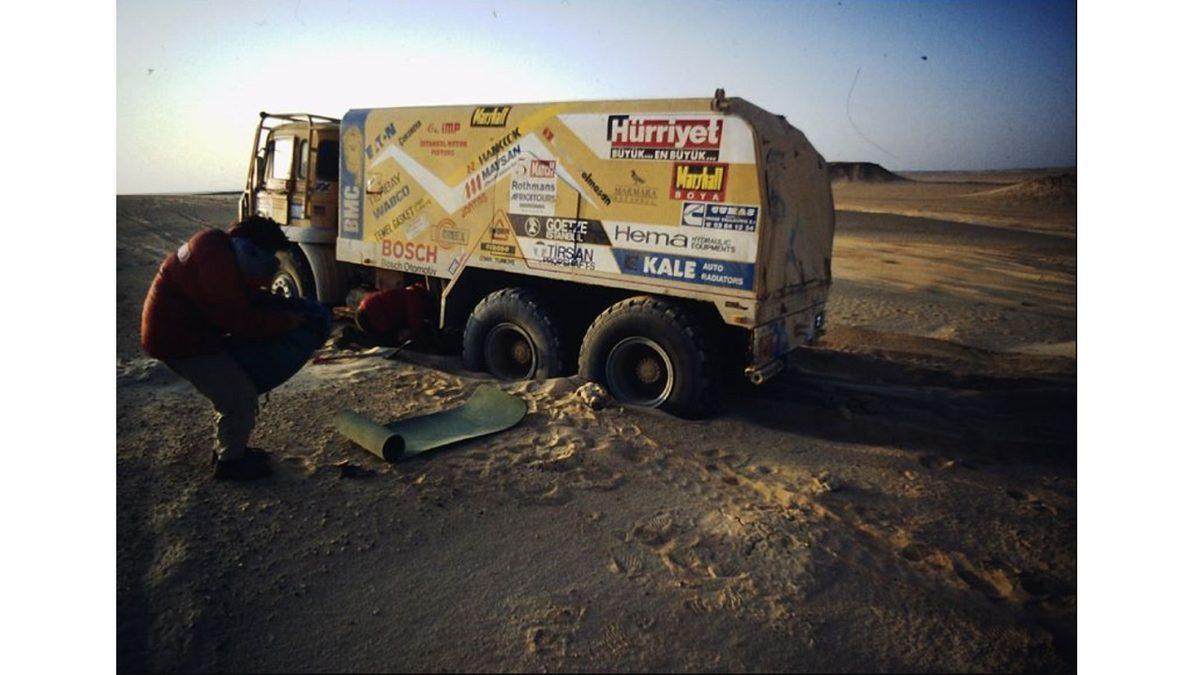 BMC Fatih Kamyonla Ralli mi Olurmuş? Efsane Yarışçı Renç Koçibey, Bir İç Savaşın Ortasında Bunu Başarmıştı!