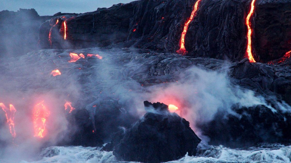 Devasa Bir Buz Dağını Yanardağın İçine Bırakırsak Neler Olur? (“Cossss!” Sesi Çıkacağı Kesin)