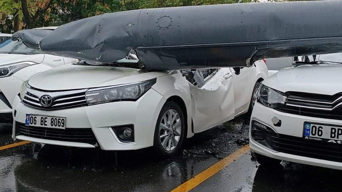 Ankara’da Üzerine Savaş Uçağının Yakıt Tankı Düşen Otomobilin Hasar Tespiti Yapıldı