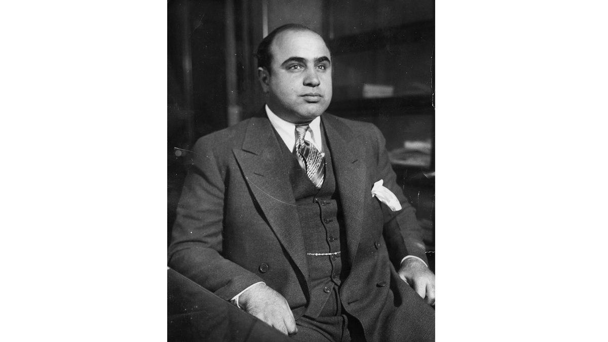 Tarihin Gördüğü En Azılı Mafya Liderlerinden Biri Olup Hukuk Tarihine Geçecek Kadar İlginç Bir Yöntemle Cezaevine Atılan Al Capone’un Filmleri Aratmayan Hikayesi