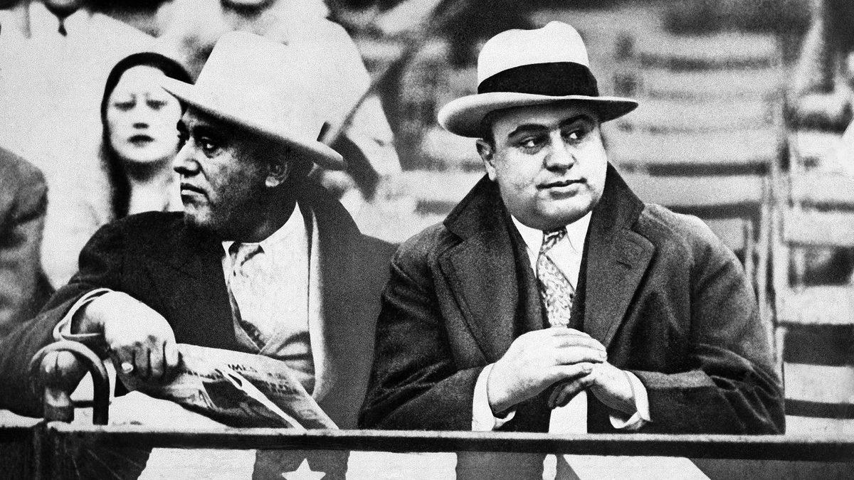 Tarihin Gördüğü En Azılı Mafya Liderlerinden Biri Olup Hukuk Tarihine Geçecek Kadar İlginç Bir Yöntemle Cezaevine Atılan Al Capone’un Filmleri Aratmayan Hikayesi