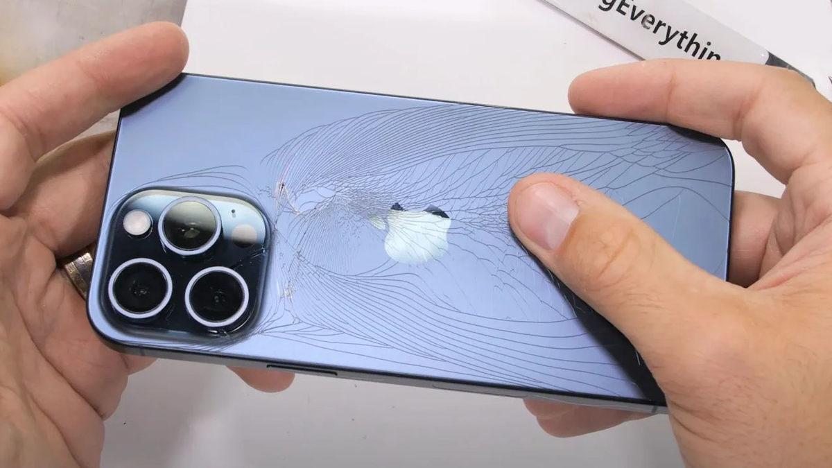 iPhone 15 Pro Max’in Camı, Bükülme Testinde Tuz Buz Oldu [Video]