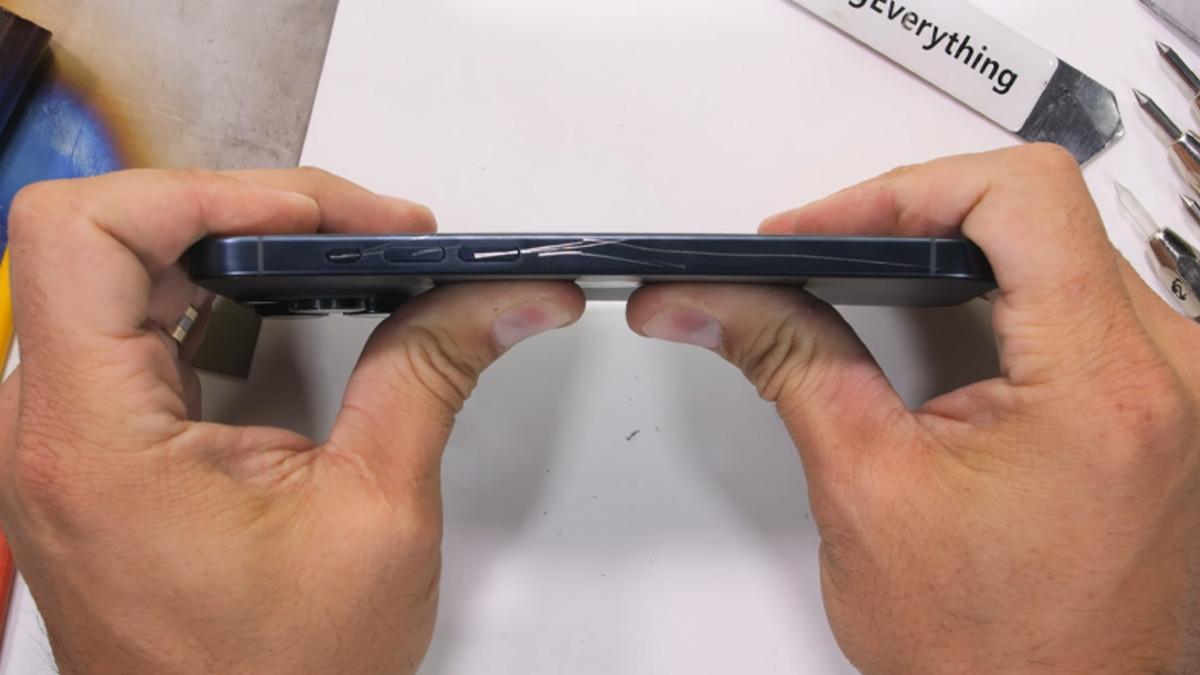 iPhone 15 Pro Max’in Camı, Bükülme Testinde Tuz Buz Oldu [Video]