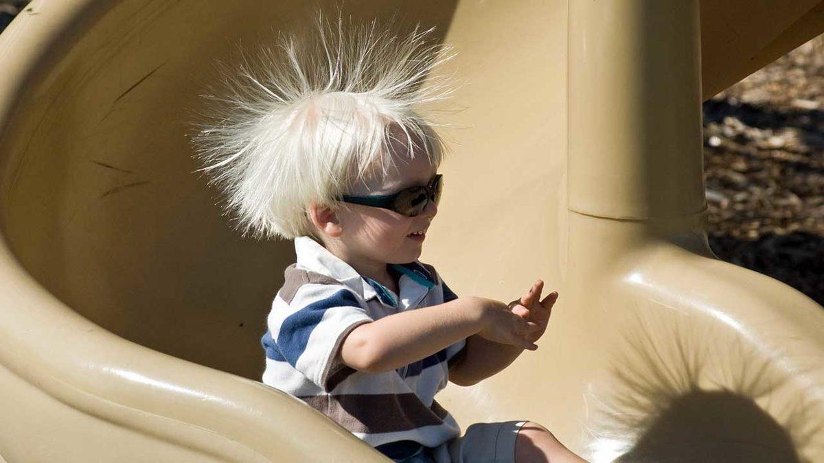 Dışarıdayken Saçlarınız Bir Anda Bu Şekilde Elektriklenirse Oradan Kaçmanızda Fayda Var! Peki Neden?