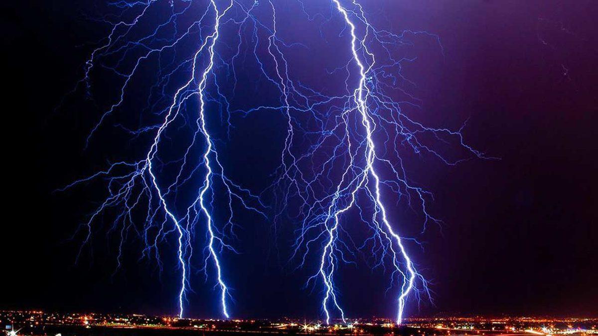 Dışarıdayken Saçlarınız Bir Anda Bu Şekilde Elektriklenirse Oradan Kaçmanızda Fayda Var! Peki Neden?