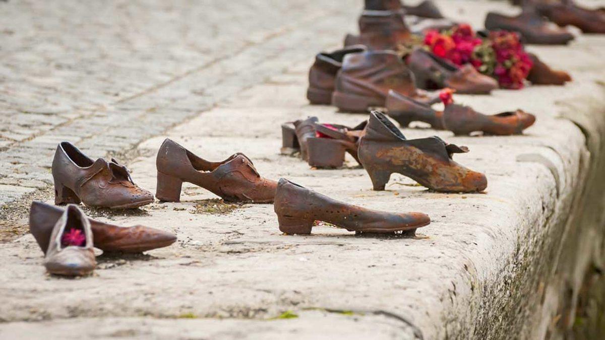 Bu Ayakkabıların Neden Bir Nehir Kenarında Durduğunu Öğrenince İnsanoğlunun Ne Kadar Acımasız Olduğunu Bir Kez Daha Anlayacaksınız!