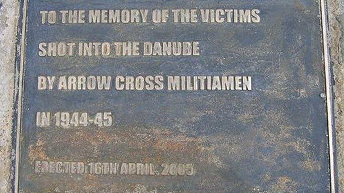 Bu Ayakkabıların Neden Bir Nehir Kenarında Durduğunu Öğrenince İnsanoğlunun Ne Kadar Acımasız Olduğunu Bir Kez Daha Anlayacaksınız!