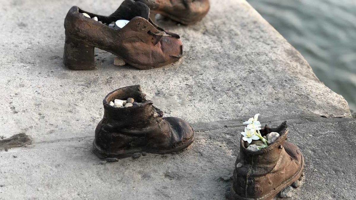 Bu Ayakkabıların Neden Bir Nehir Kenarında Durduğunu Öğrenince İnsanoğlunun Ne Kadar Acımasız Olduğunu Bir Kez Daha Anlayacaksınız!